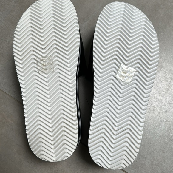 Brand new Aldo slides - Picture 2 of 3